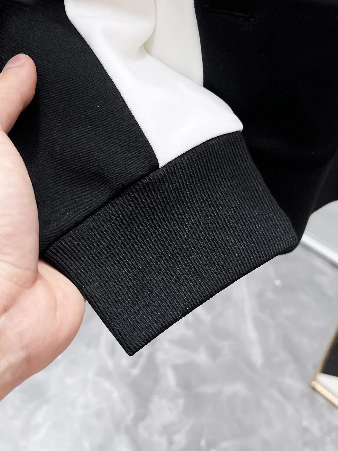 🅿️720 LV hot-selling suit is coming. Focus on the original version of the official website. 2025 new hot-selling cardigan suit. The original order is the best. 🇭🇰The meticulous work of top designers. It has a fitting and perfect upper body effect. All-natural high-quality Tencel Roman cotton 100%, close-fitting comfort, noble and elegant! Original hardware embodies elegance and nobility! Counter size: M-3XL (maximum wear up to 190 pounds)